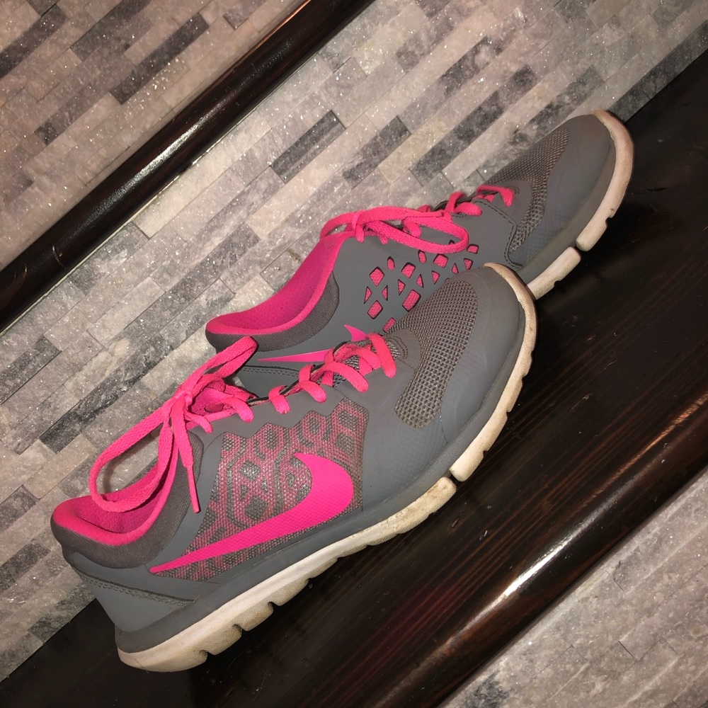 ❤️gray and pink NIKE shoes size 7.5
